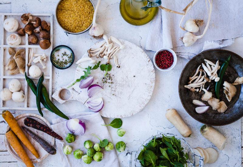 白色桌布上的各种新鲜食材