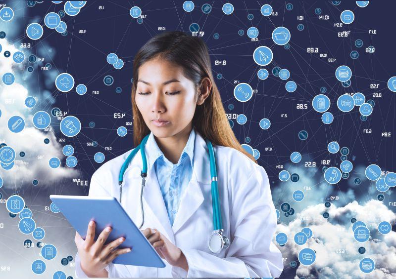 带着听诊器使用平板电脑的女医生