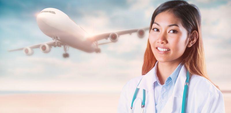 在起飞的飞机前微笑的美女医生