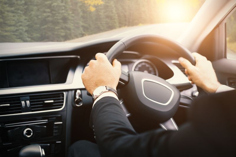 坐在司机座位上的商人