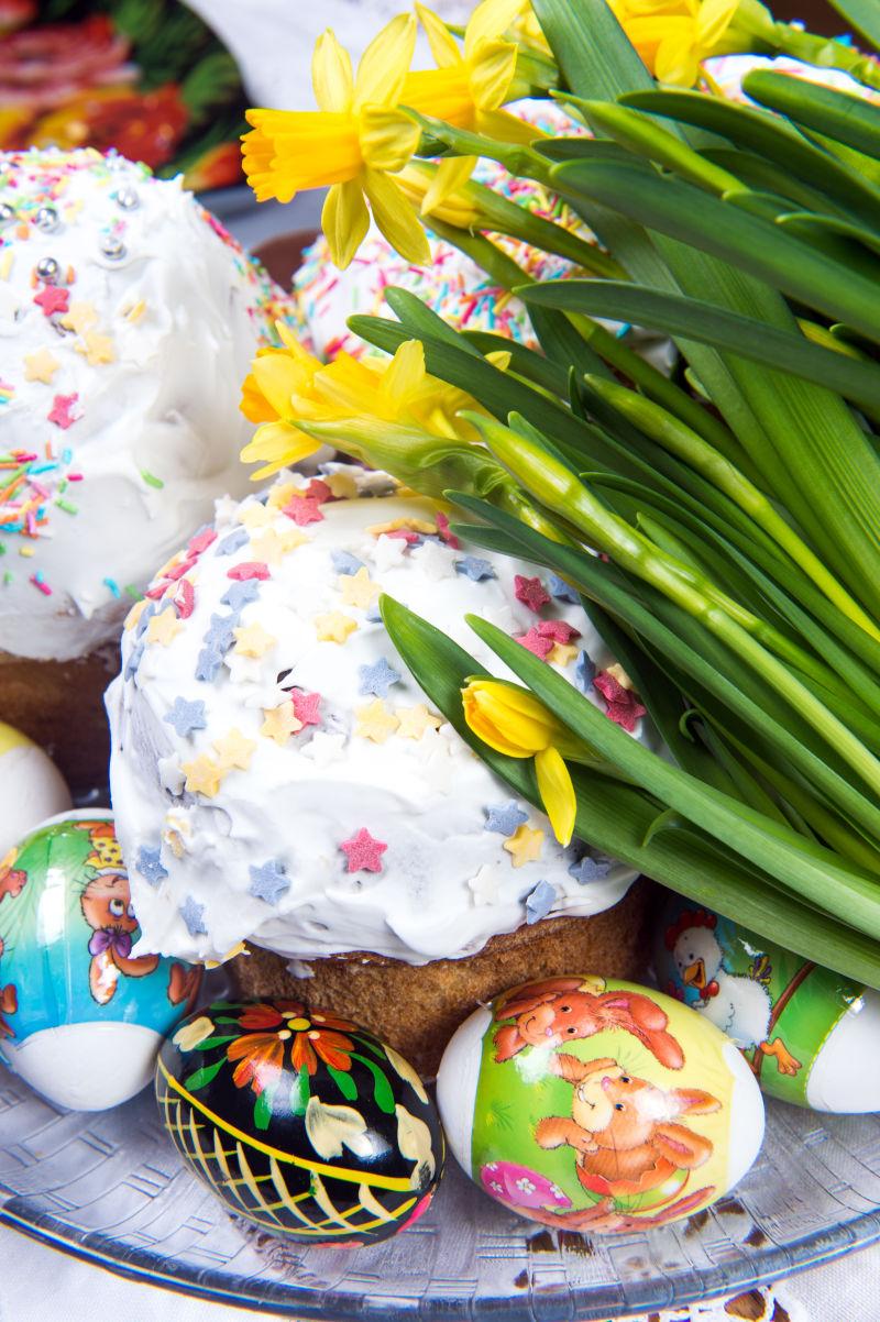 鲜花复活节蛋糕和卡通图案的彩蛋