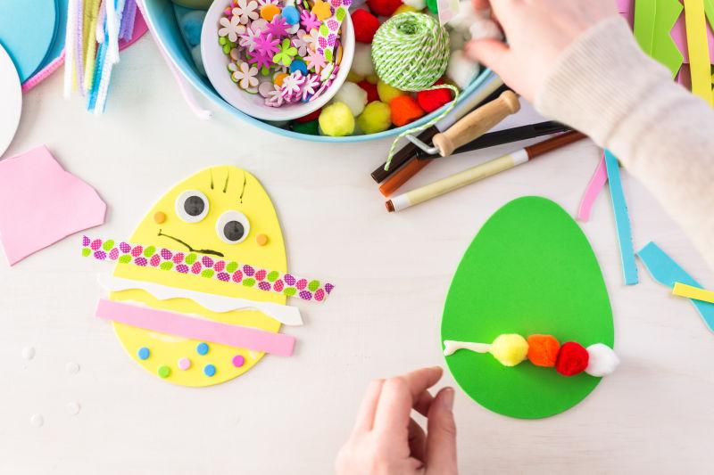 房间里正在制作可爱的纸质复活节彩蛋饰品