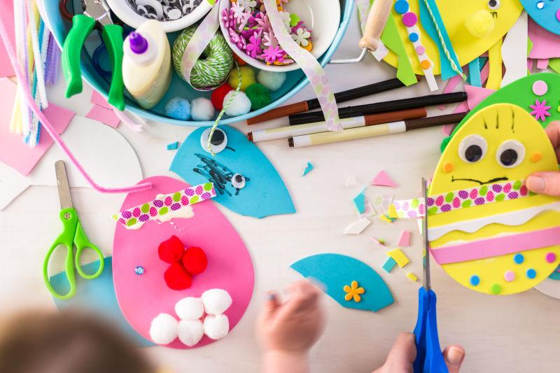 孩子们在制作复活节彩蛋装饰品
