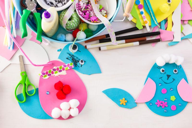 桌子上可爱的复活节装饰彩蛋