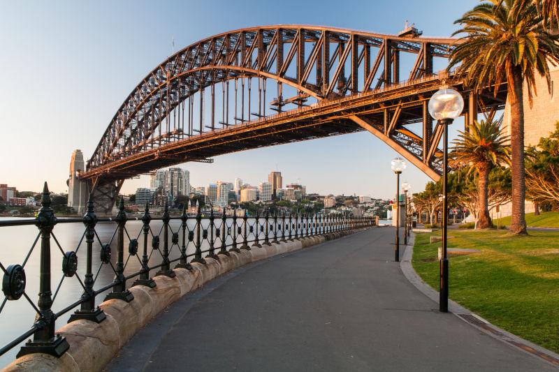 晴天阳光下的悉尼海港大桥