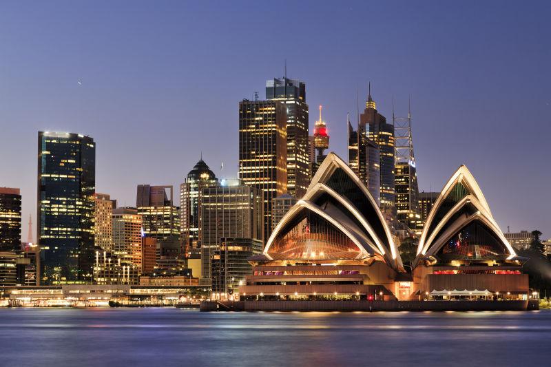 澳大利亚夜幕十分的亮起灯光的城市建筑和悉尼歌剧院
