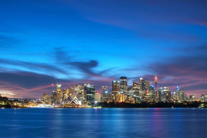 日出-日落时分的悉尼歌剧院全景