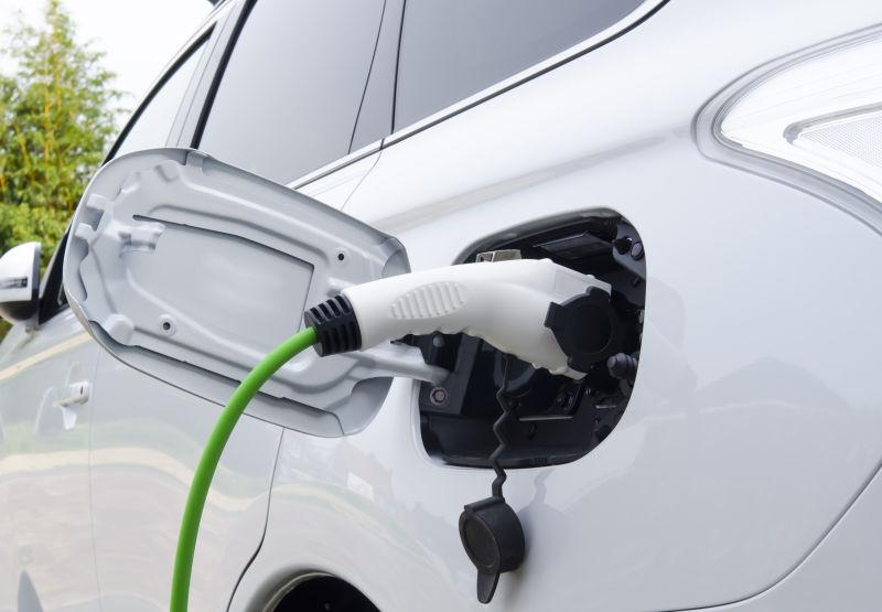 白色的充电汽车