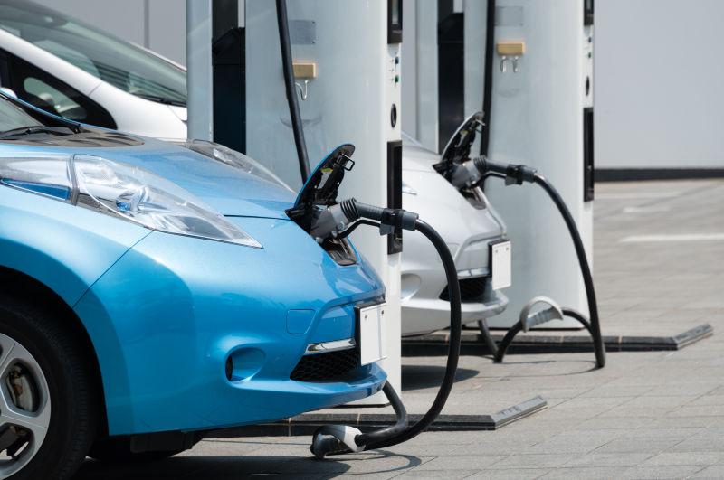 充电中的电动汽车