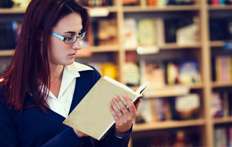 在阅读书本的女子