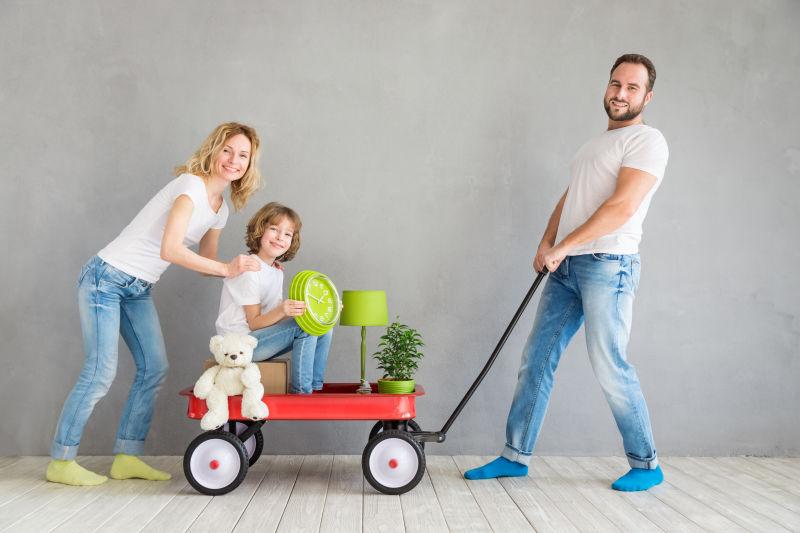 玩手拉车的开心的一家人