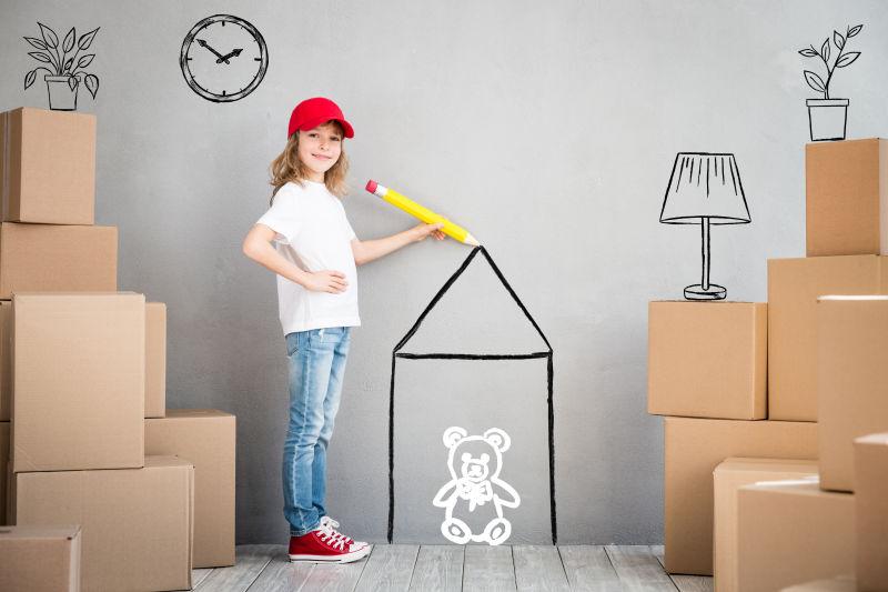 在墙壁上画新家的孩子