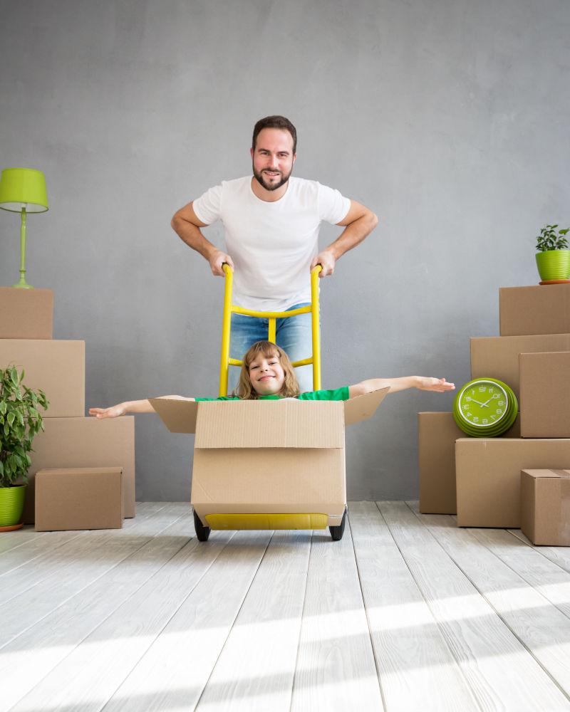 玩手推车的父亲和孩子