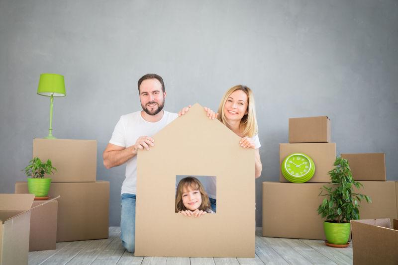 纸房子里的孩子和父母