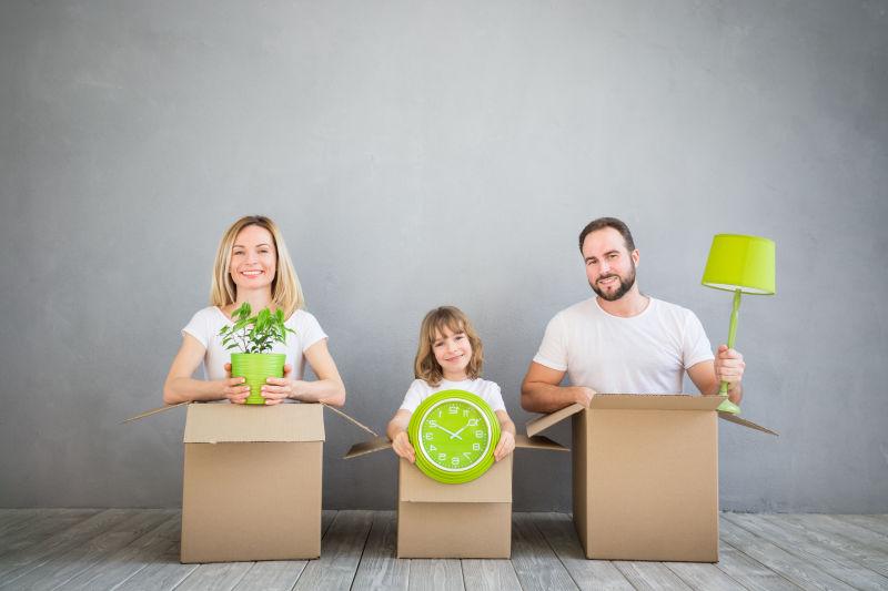 坐在纸箱里的幸福的一家