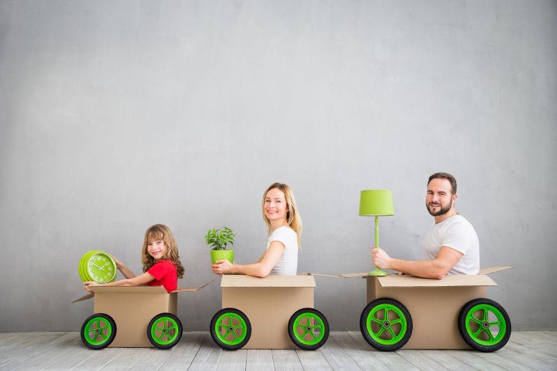 幸福快乐的一家搬新家的理念