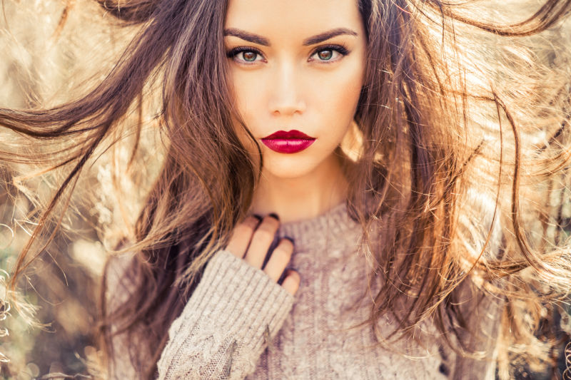 秋景中的时尚美女