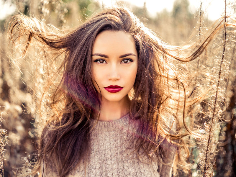 长发飘飘的时尚美女