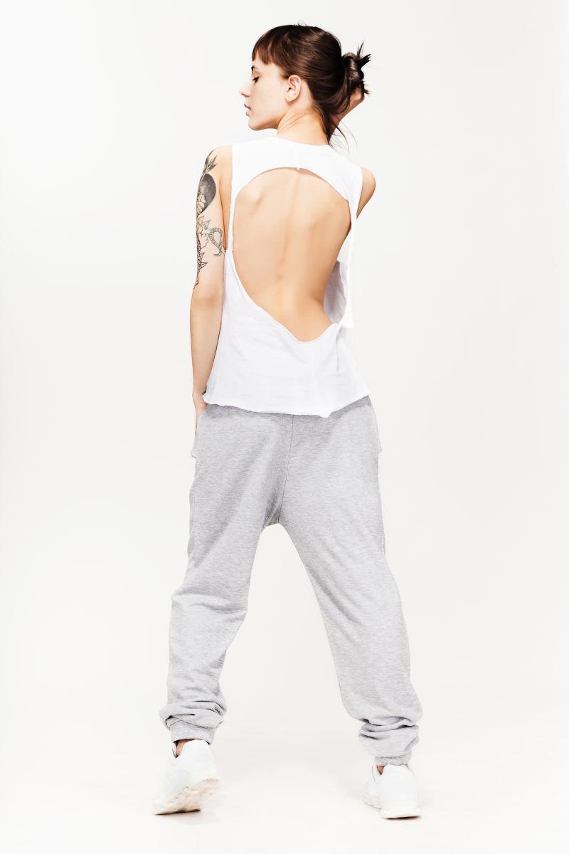 时尚的露背装金发美女