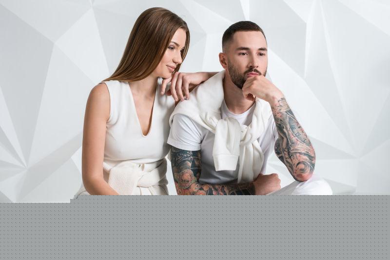 穿着白色衣服的年轻漂亮情侣