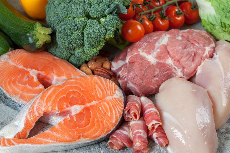 美味的鸡肉三文鱼与蔬菜