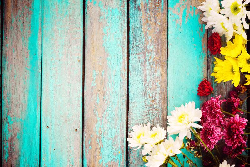 褪色的蓝色木板上有一束花