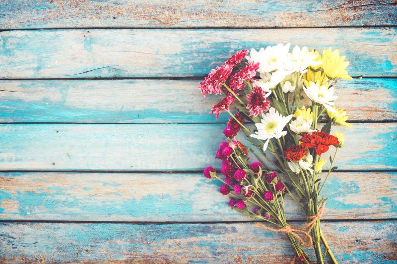蓝色木板上的一束花