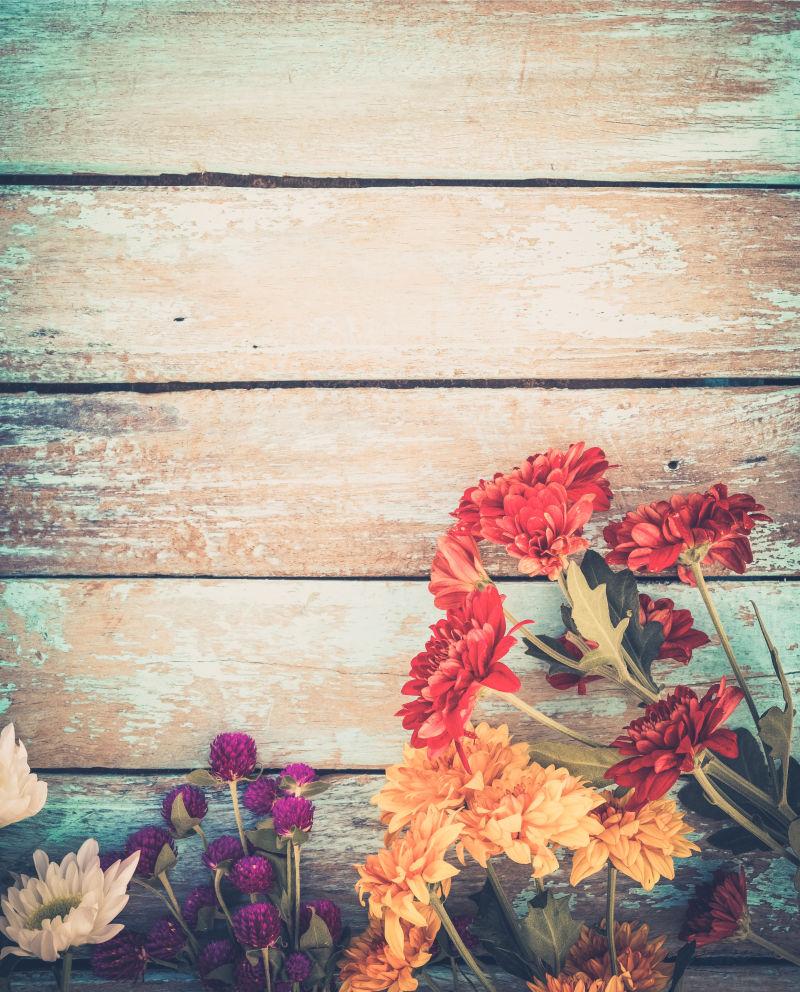 木板上有一束菊花