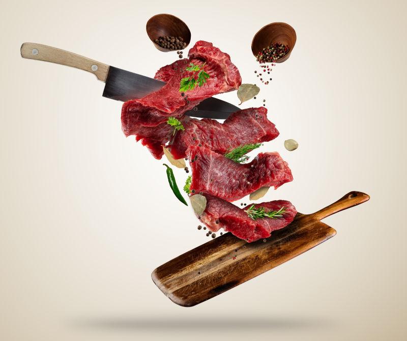 用原料烹饪的牛排