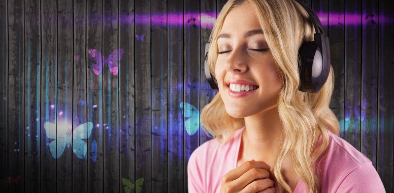 一个女人听音乐