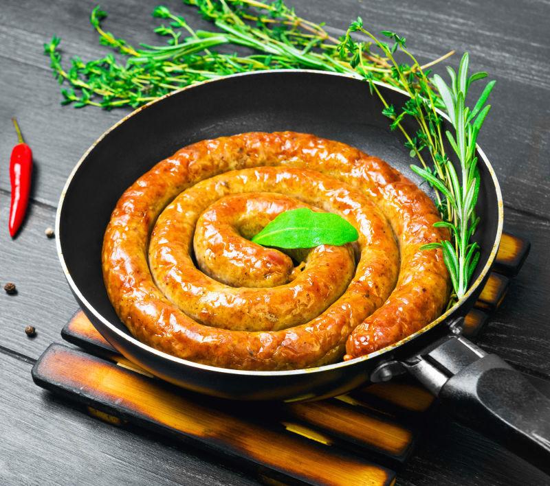 铁锅中盘旋的香肠