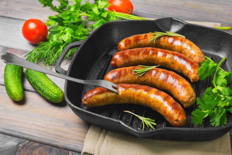 铁锅里的四根香肠