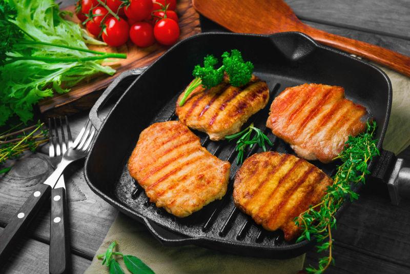 美味的四份烤猪排