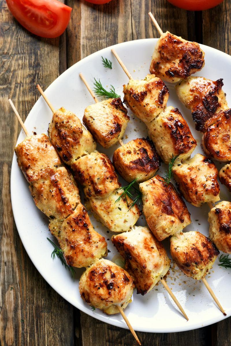 白色盘子里的鸡肉串