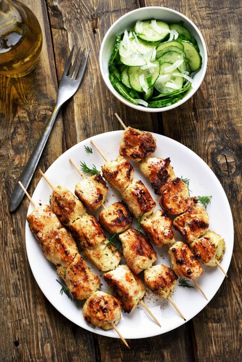 白色盘子里的美味烤鸡肉串