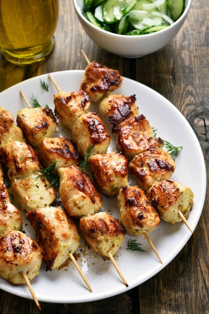 桌子上的黄瓜和鸡肉串