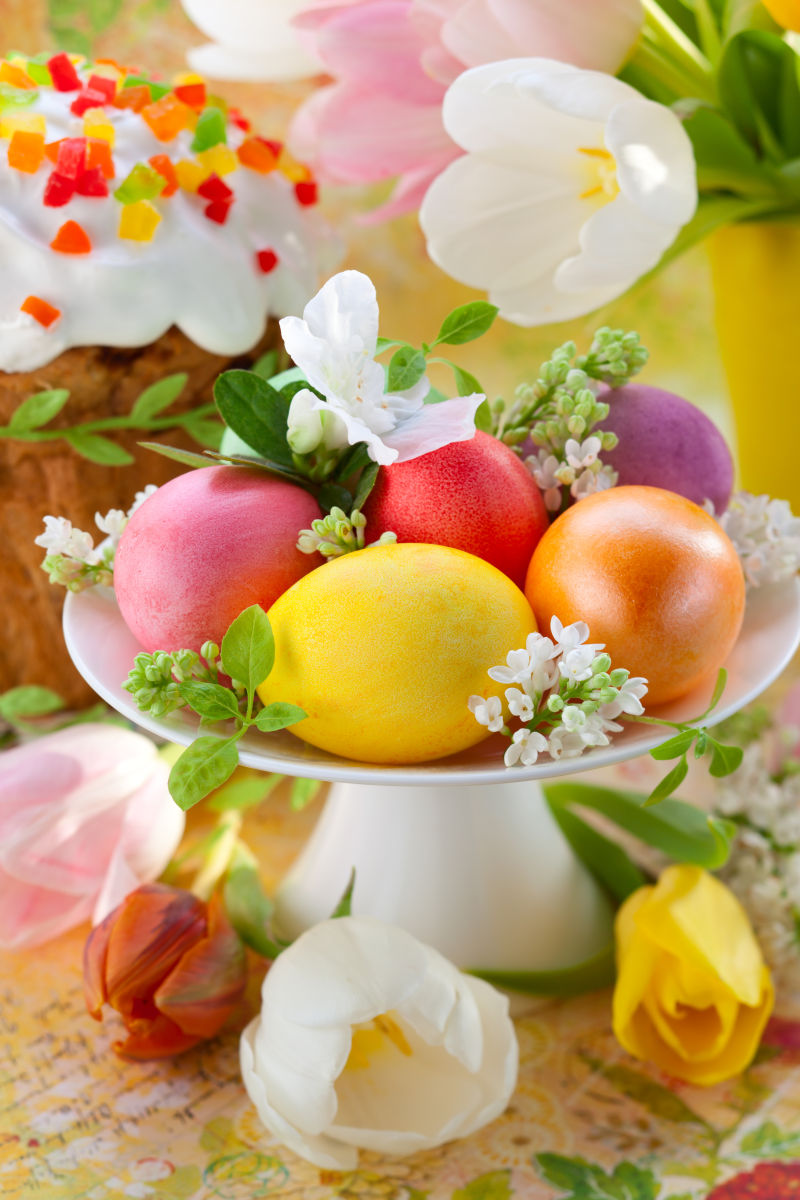 桌子上的复活节彩蛋和花朵