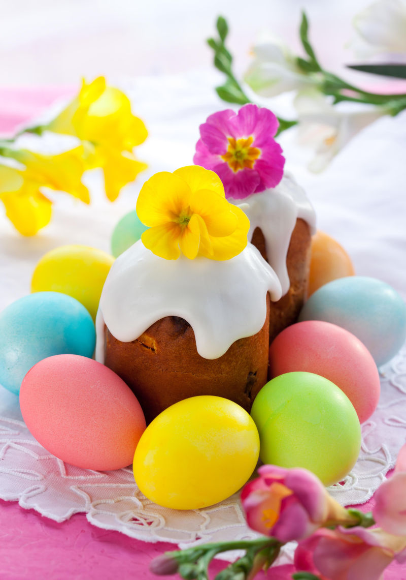 复活节用来庆祝节日的鸡蛋和蛋糕