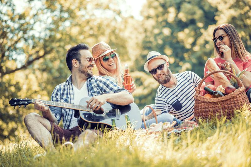 户外的享受周末活动的年轻人们