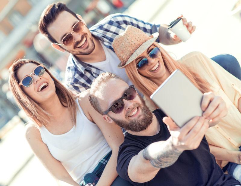 户外自拍的四个朋友