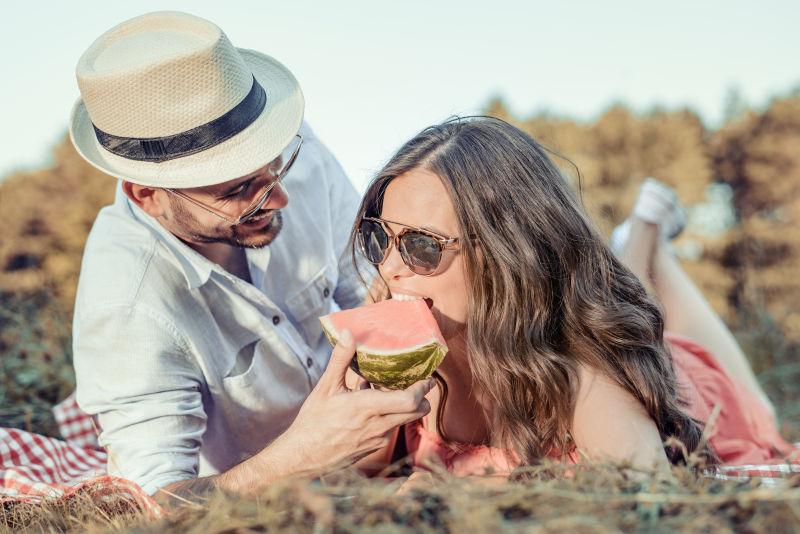 户外野餐的夫妇