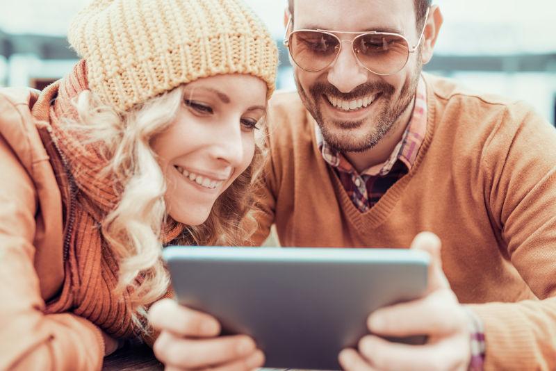 一起看平板的年轻夫妇