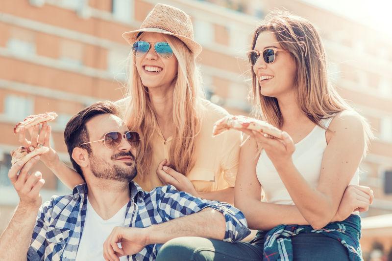 户外吃披萨的朋友们