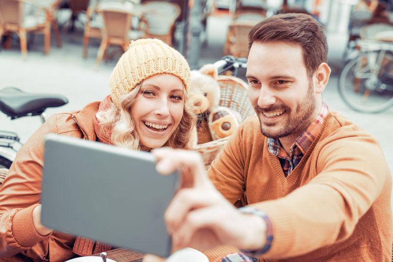 户外自拍的年轻情侣