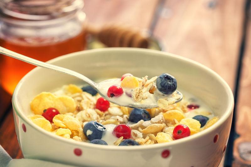 燕麦片和浆果早餐