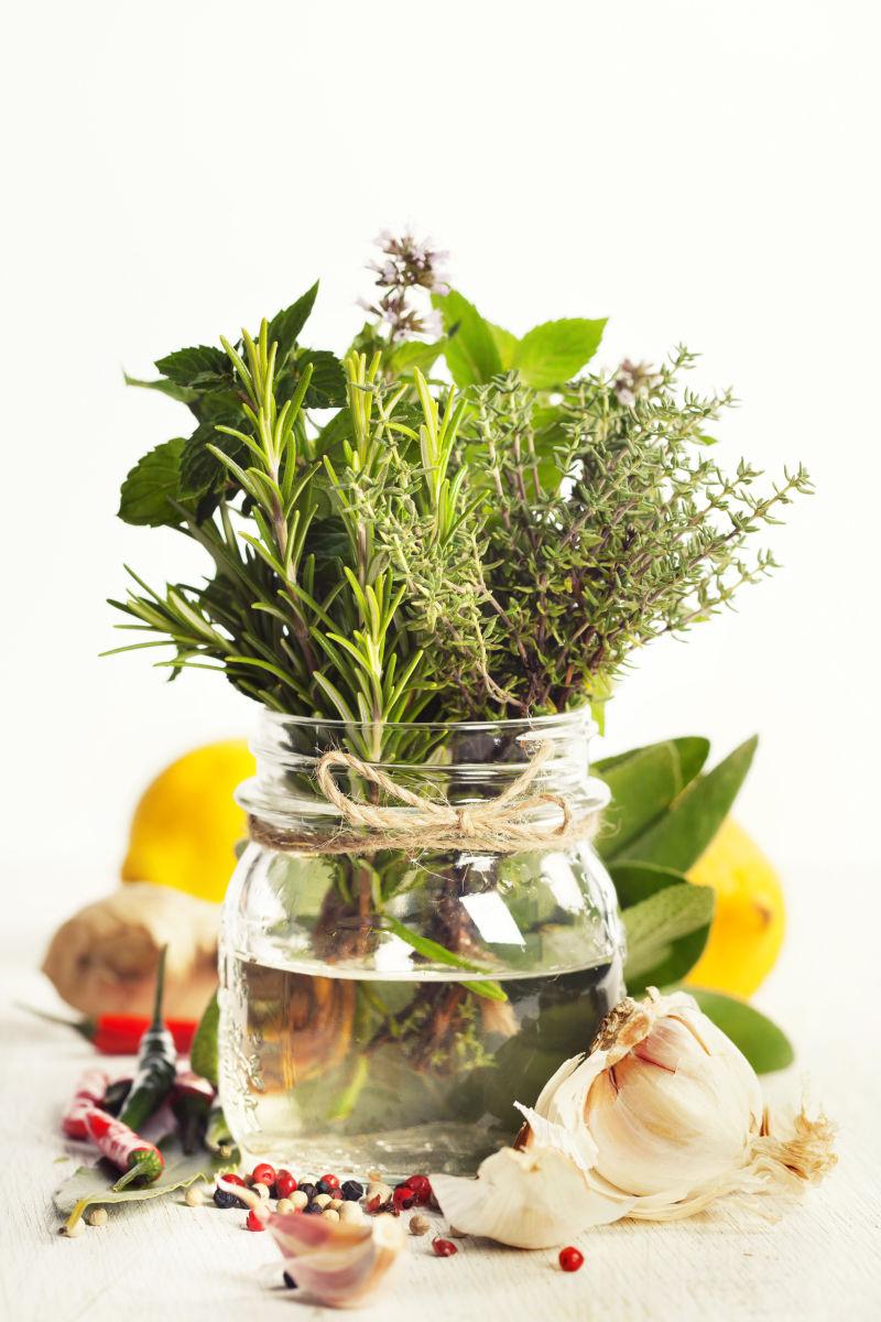 白色背景的中草药