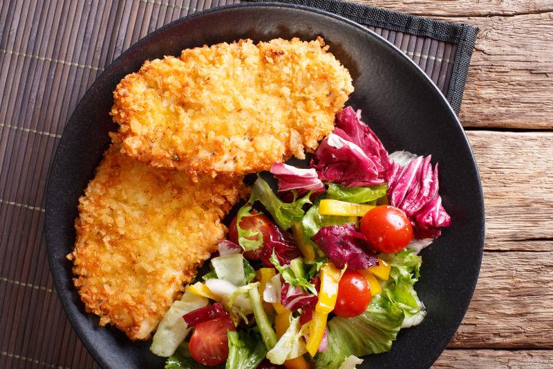 美味的猪肉排和新鲜蔬菜沙拉