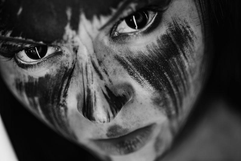 黑色背景下的恶魔般女孩的脸