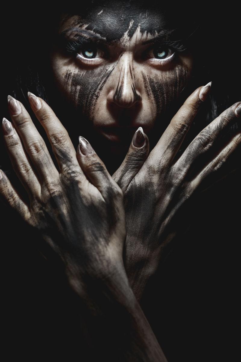 黑色恶魔一般的女人