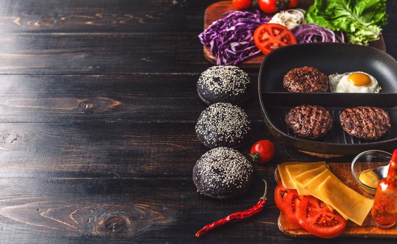 煎蛋搭配黑汉堡